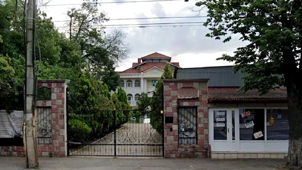 Crima din Padina. Fiii ucigași ai vrăjitoarei Sidonia, arest în lux! Cum arată vila cu 3 niveluri și fântână arteziană unde își execută pedeapsa