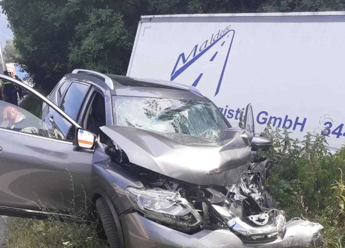 Accident cumplit pe Valea Oltului: 4 persoane au ajuns la spital. Mașinile implicate s-au făcut armonică