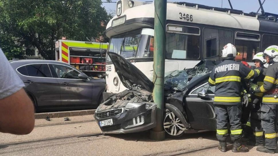 Bărbat, rănit, după ce mașina în care se afla a fost prinsă între un tramvai și un stâlp, la Timișoara. Imagini halucinante