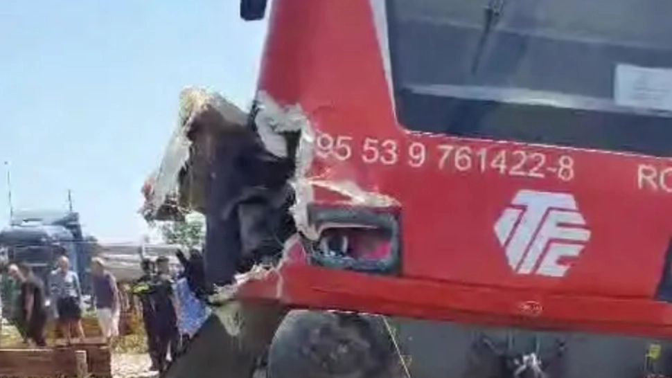 Camion încărcat cu piatră, lovit de un tren cu pasageri, la Tuzla