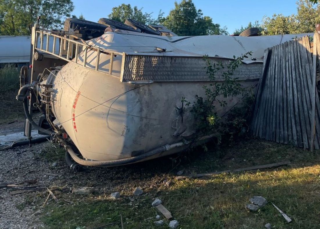 Impact violent între un camion și un autoturism, în Argeș. Un stâlp de electricitate a fost rupt: există scurgeri de combustibil pe șosea - Pericol uriaș