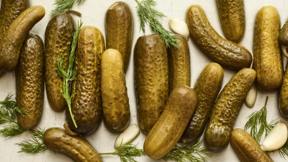 Castraveți de vară în saramură, pregătiți după rețeta bunicii. Nu se compară cu nimic din ce ai mai mâncat până acum!