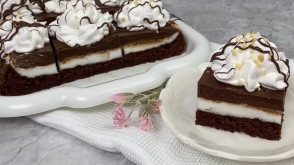 Prăjitura Boema, desertul savuros cu frișcă și ness, care dă glas celor mai ascunse dorințe. E perfectă pentru serile lungi de vară!