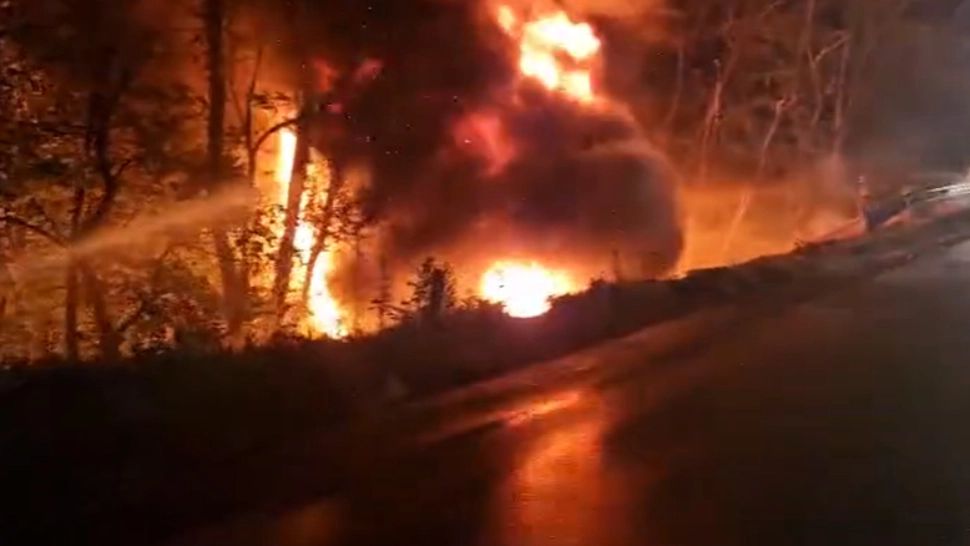 Panică pe șosea după ce un camion s-a răsturnat și a luat foc pe DN7, în județul Argeș. Imagini apocaliptice