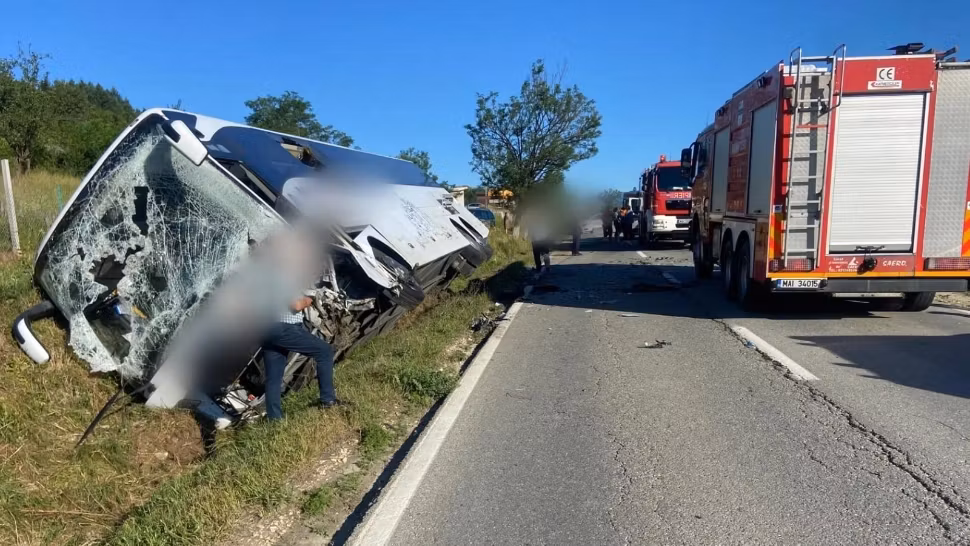 Accident grav pe DN 67: Un autocar plin cu elevi implicat într-o coliziune cu un autoturism! O persoană a MURIT