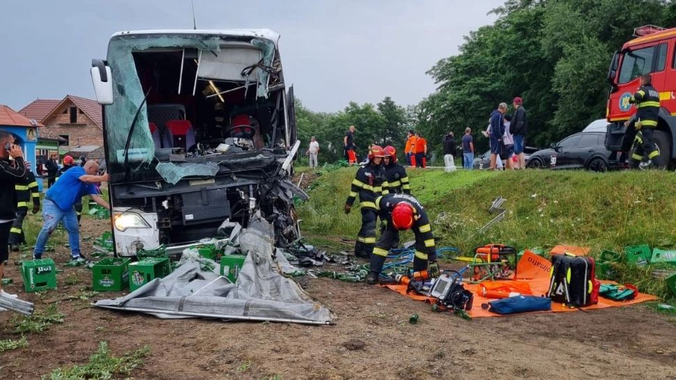 Autocar cu 57 de persoane, implicat într-un grav accident de circulație pe DN1. Trei persoane, transportate la spital