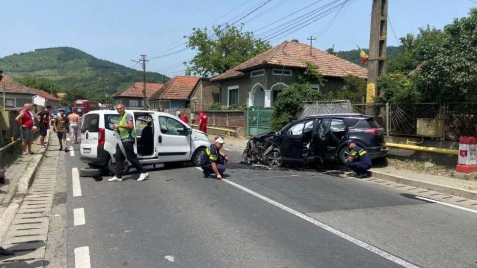 Accident grav, în Hunedoara: impact devastator între două mașini, 8 persoane implicate. Planul roșu a fost activat 