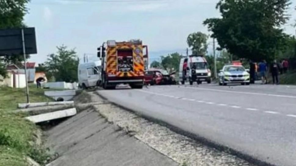 Accident grav, pe Valea Seacă, jud. Bacău: un mort și 4 răniți, după impactul violent între două dubițe și o mașină - FOTO