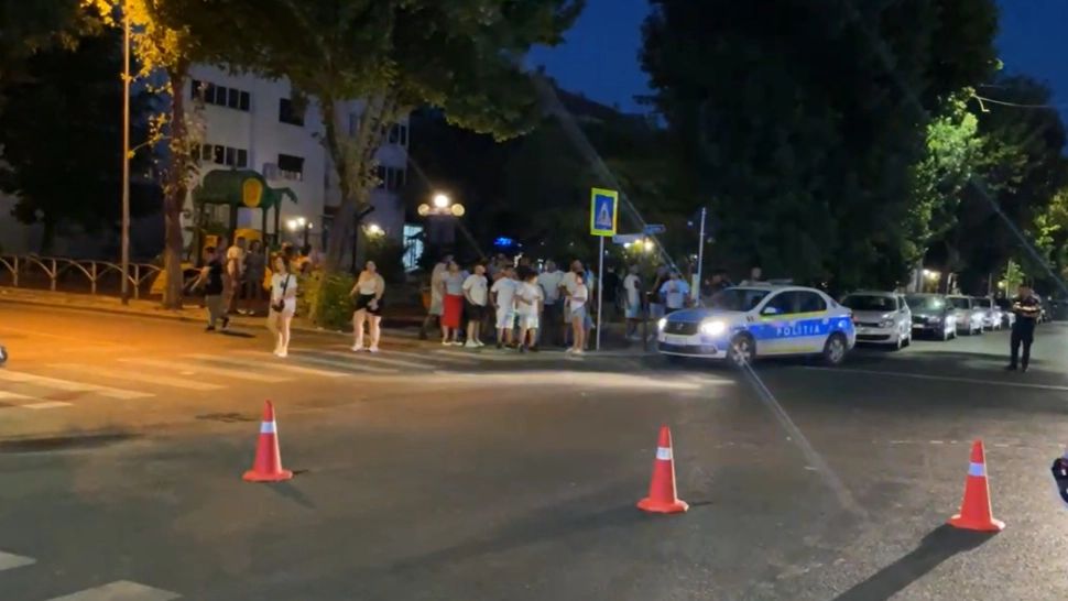 O femeie a murit după ce a fost spulberată chiar pe trecerea de pietoni de o mașină condusă de un tânăr de 19 ani