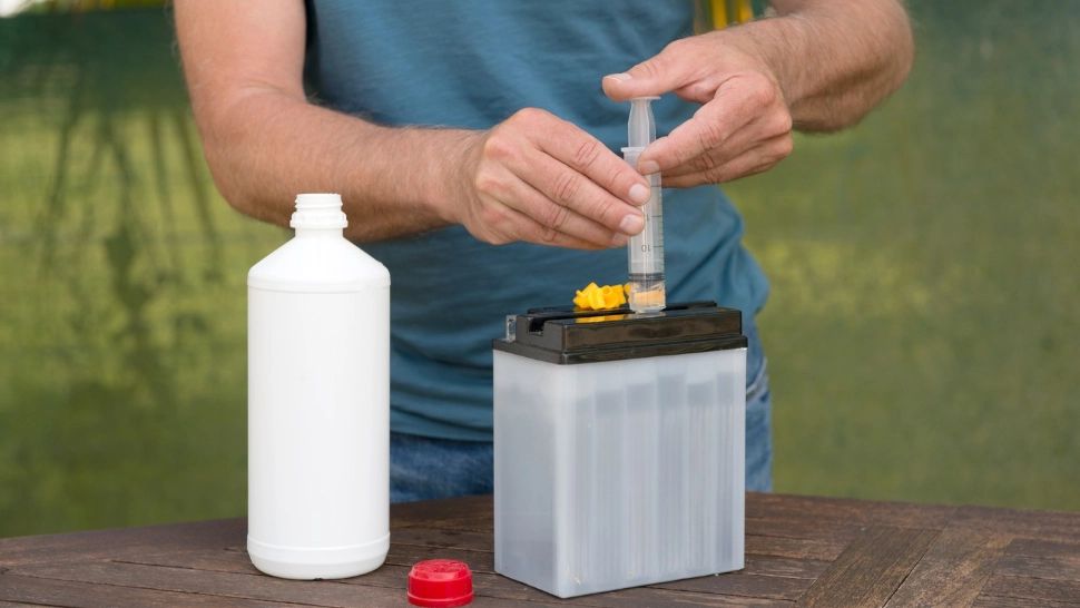 Tentativă de omor mai ciudată, în Călărași: atacați cu acid de baterie în propria mașină