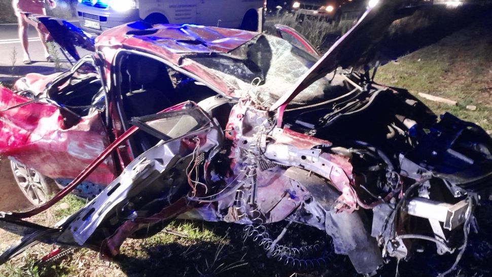 Autoturism transformat în fiare vechi în urma unui grav accident în Arad. Au fost chemate echipele de descarcerare