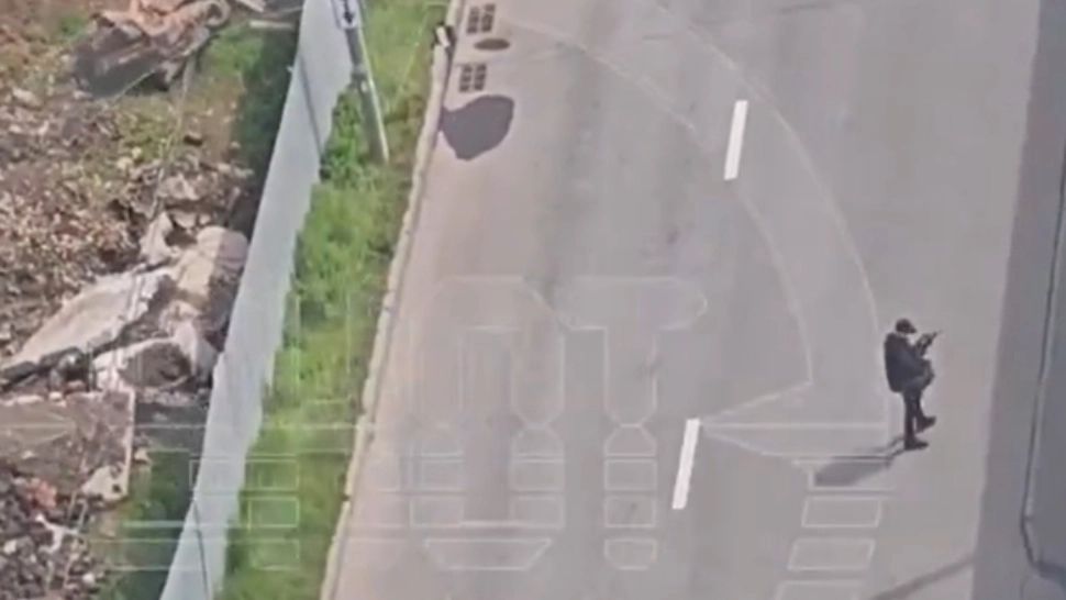 Asasinat mafiot în Rusia. Imagini șocante, Atacatorul își următrește victima îngrozită și o execută - VIDEO