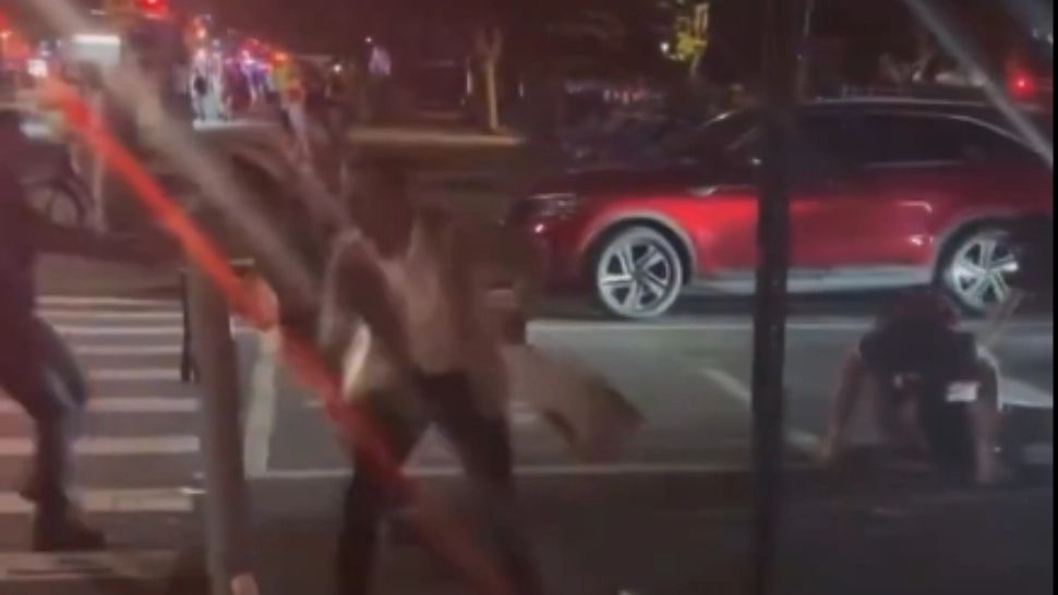 Femeie lovită în plină stradă de un bancher. Incidentul a fost filmat - VIDEO ȘOCANT