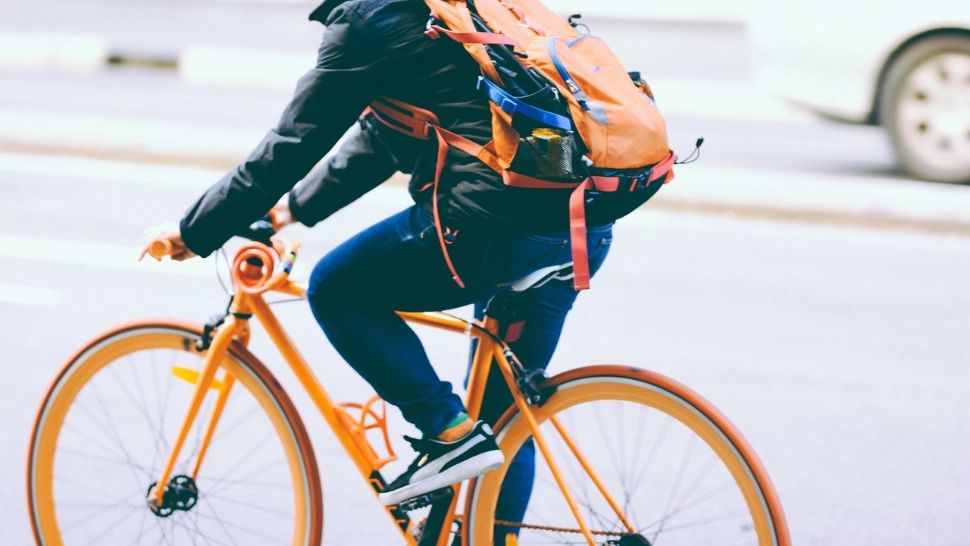 Un bărbat de 48 de ani a murit. A fost lovit de o mașină în timp ce se plimba cu bicicleta