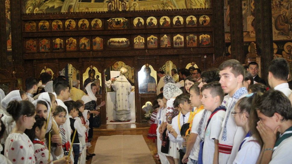 De ce unora li se face rău în biserică, în timpul slujbelor religioase. Explicația șocantă a unui duhovnic