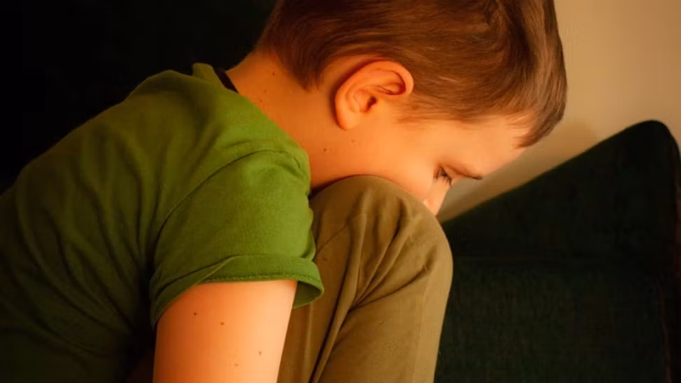 Un copil de 13 ani vinde flori pentru a face rost de bani pentru rechizite. Imagini dureroase din România pe care politicienii încearcă să o ignore 