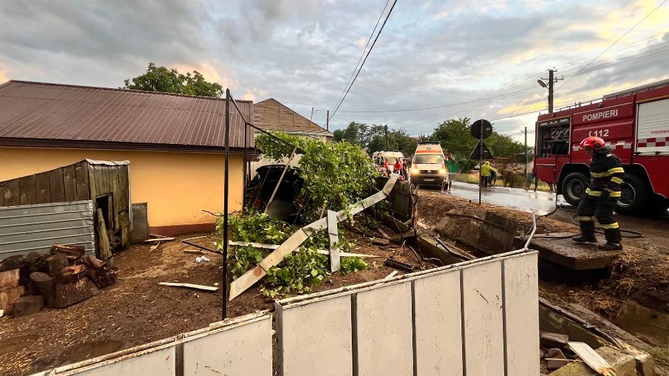 Accident grav, în Botoșani. Doi tineri au fost răniți, după ce s-au oprit cu mașina în zidul unei case