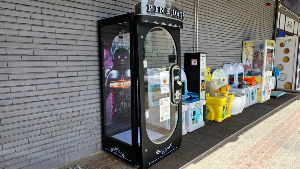 Fetiță de 5 ani, din Slatina, rămasă CAPTIVĂ într-o cabină de jocuri stradală. Intervenție extremă a pompierilor - FOTO