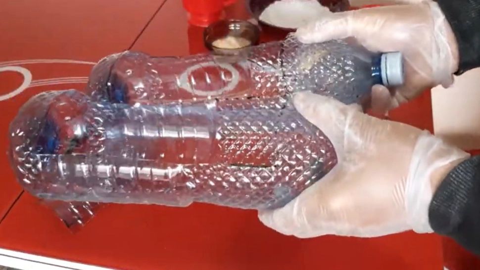 VIDEO - Cea mai ingenioasă capcană pentru șobolani. Ai nevoie doar de două sticle de plastic și niște momeală