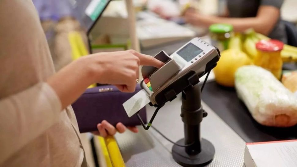 Legea care reglementează plata cu cardul intră în vigoare pe 16 iunie. Ce trebuie să știe românii înainte de a merge la cumpărături 