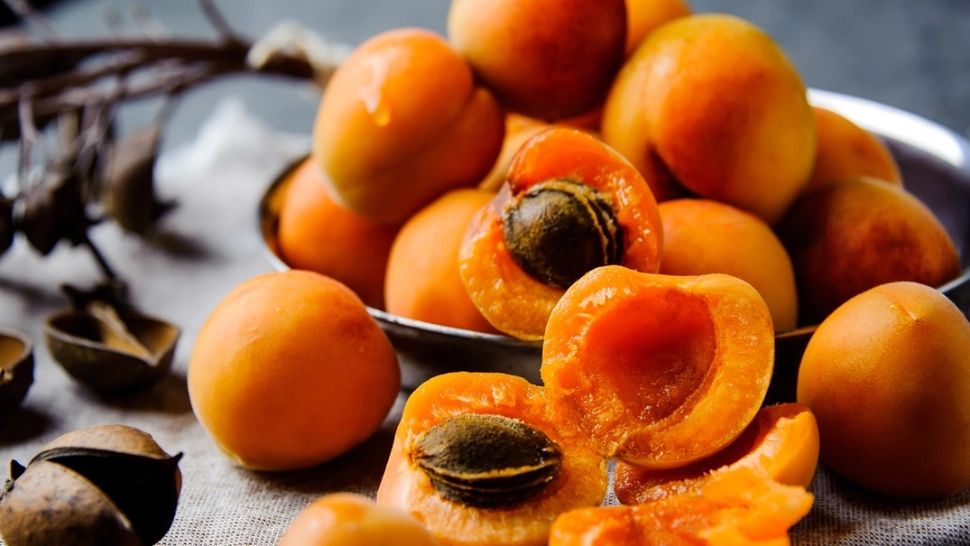 Ce beneficii au sâmburii de caise pentru sănătate. Cum poți să-i incluzi în dieta ta