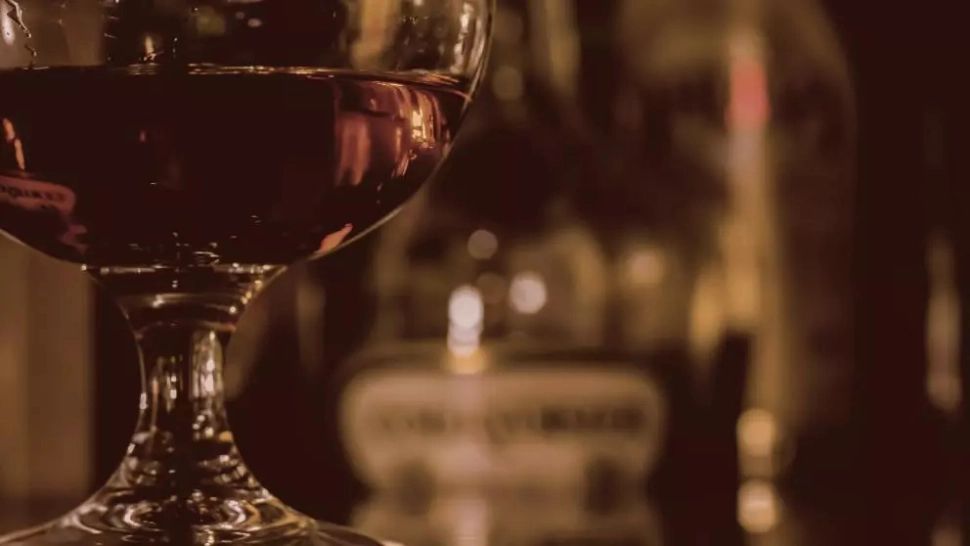 Rețeta pentru coniacul de casă, așa cum îl făceau bunicii noștri. Ingredientul secret care îi dă un deliciu aparte băuturii