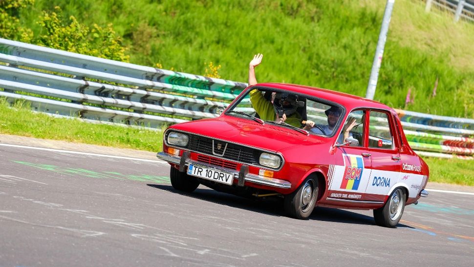 Momente inedite. Dacia 1300 pe unul dintre cele mai cunoscute circuite de curse din lume VIDEO