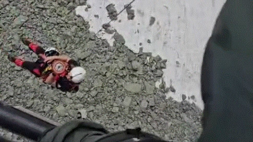 VIDEO: Un tânăr de 17 ani a fost salvat cu elicopterul după un accident în Masivul Retezat