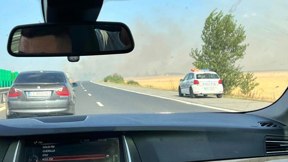 Incendiu pe Autostrada Soarelui, la Fundulea. Traficul spre București, îngreunat FOTO