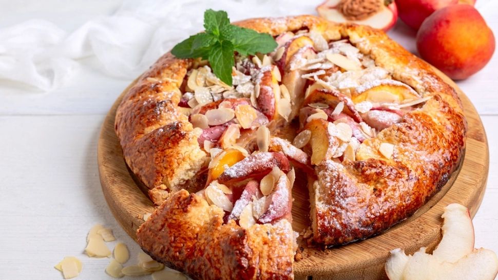 Galette cu piersici și fulgi de migdale. Desert delicios, de sezon