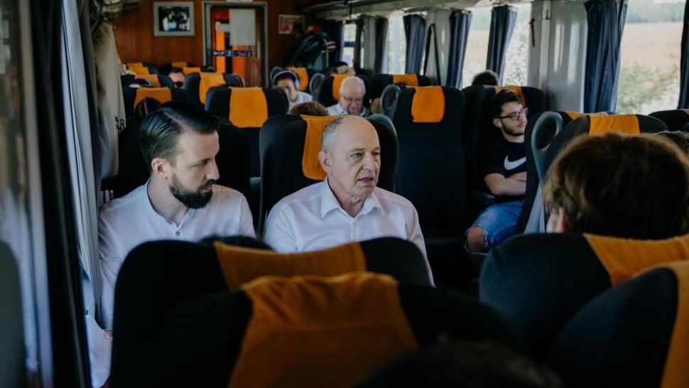 Ipocrizia lui Mircea Geoană: Își face campanie prin ferme și biserici, deși luxul este viața sa VIDEO