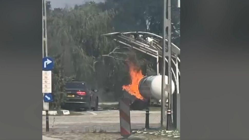 Stație GPL în flăcări în urma unui accident produs între două autoturisme