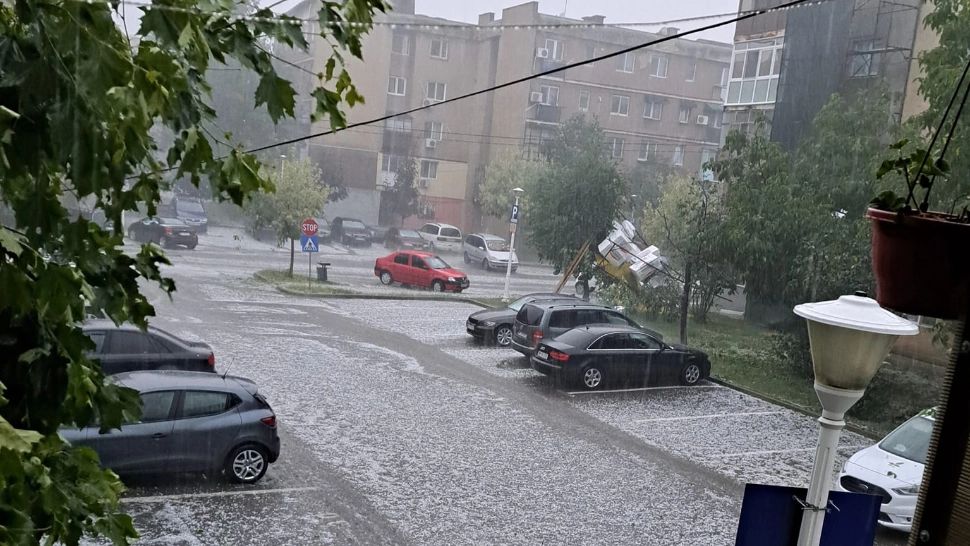 Grindină uriașă la Turnu Severin. Ploi torențiale și avertizări meteo severe! VIDEO