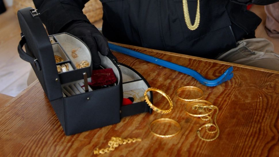 L-a părăsit norocul! Hoț prins de polițiști în timp ce ieșea din casa pe care tocmai o jefuise