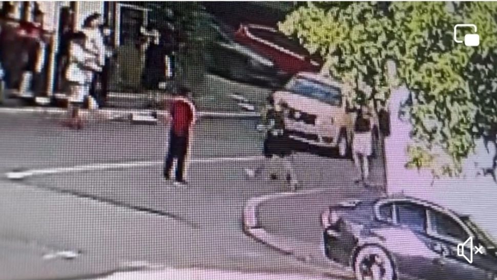 Copil de 11 ani, bătut pe stradă de un bărbat, în miezul zilei. Incredibil ce l-a scos din fire pe agresor - VIDEO