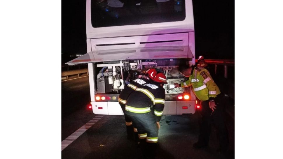 Clipe de groază într-un autocar în care se aflau zeci de copii. A luat foc pe autostradă, între Alba Iulia și Sebeș - FOTO