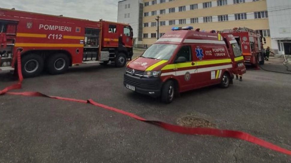 Incendiu în ziua alegerilor electorale. Pompierii au intervenit în apropierea Spitalului de Urgență din Petroșani
