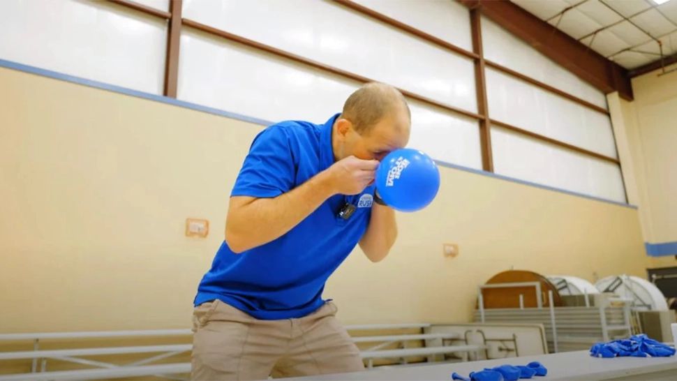 David are 39 de ani și a intrat în Cartea Recordurilor pentru că umflă baloane cu nasul