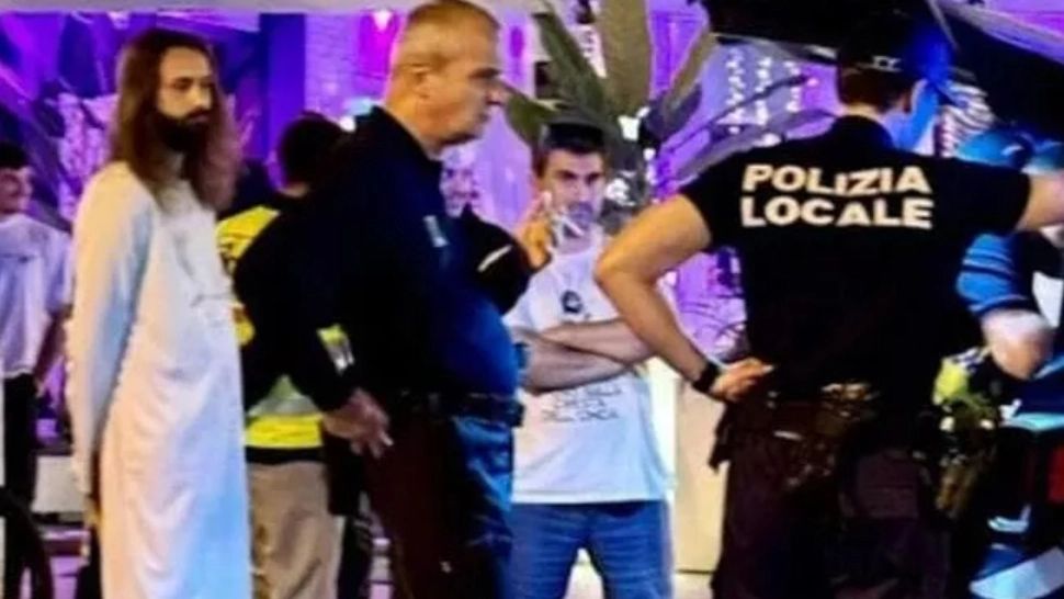 S-a deghizat în Iisus și a cărat o cruce în spate pe străzile din Italia. Cum a reacționat poliția la vederea lui