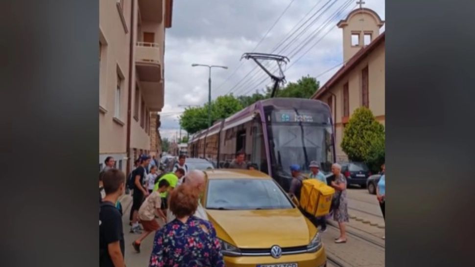 Moment viral: Mașină mutată cu mâinile goale de pe linia de tramvai - VIDEO