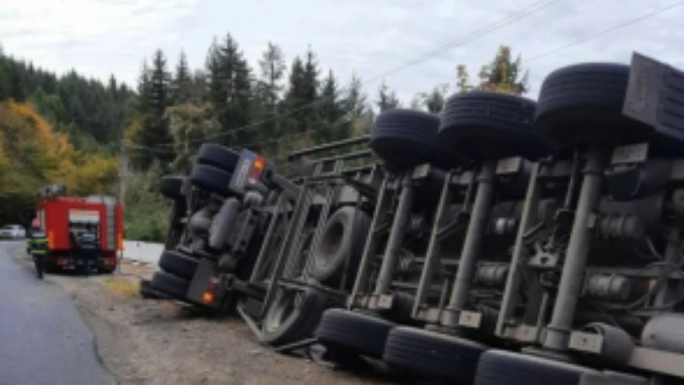 Accident rutier pe DN 2B în Brăila: Un TIR s-a răsturnat, iar altul s-a stricat pe șosea