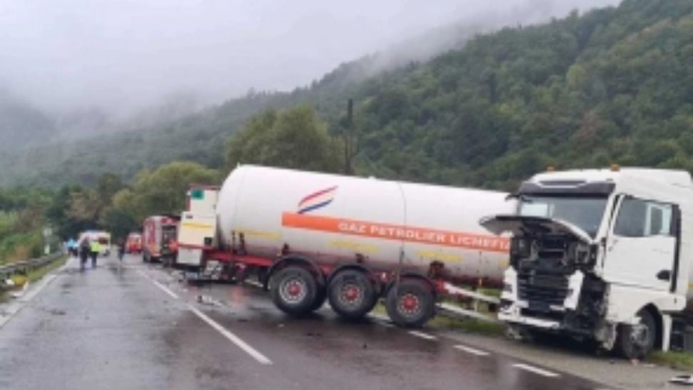Cisternă cu apă răsturnată pe DN 1: Șoferul este grav rănit și rămas încarcerat