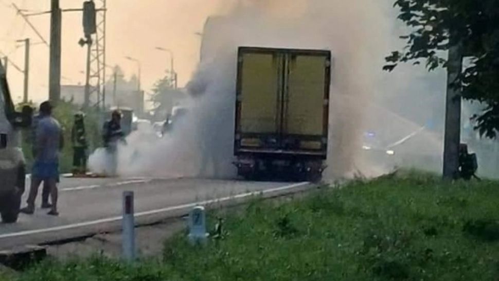 Incendiu pe DN 1: Un TIR încărcat cu băuturi răcoritoare a luat foc