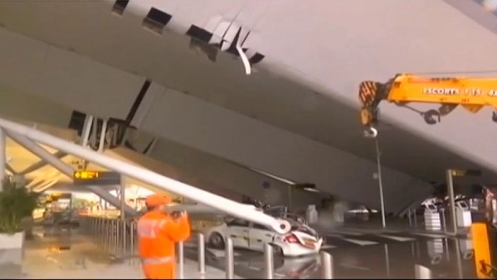 Acoperișul unui mare aeroport s-a prăbușit peste oameni din cauza furtunii: cel puțin 9 victime - VIDEO