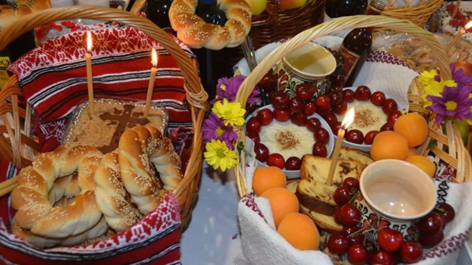 Moșii de vară 2024. Ce NU ai voie să dai de pomană de Sâmbăta Morților. Multă lume nu știe asta