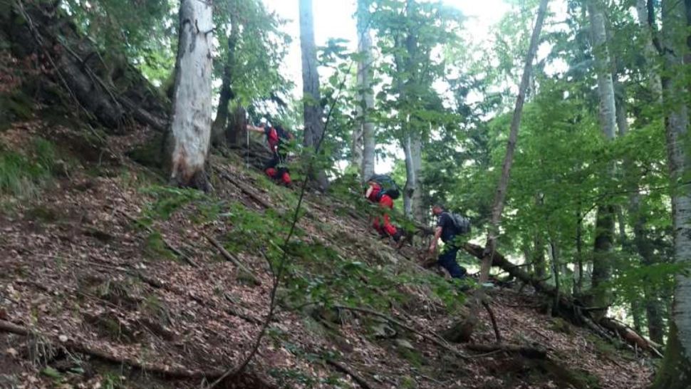  Doi ucraineni, coborâţi din munte şi predaţi echipei medicale. Bărbații se aflau de trei nopţi pe drum, fără alimente și fără apă