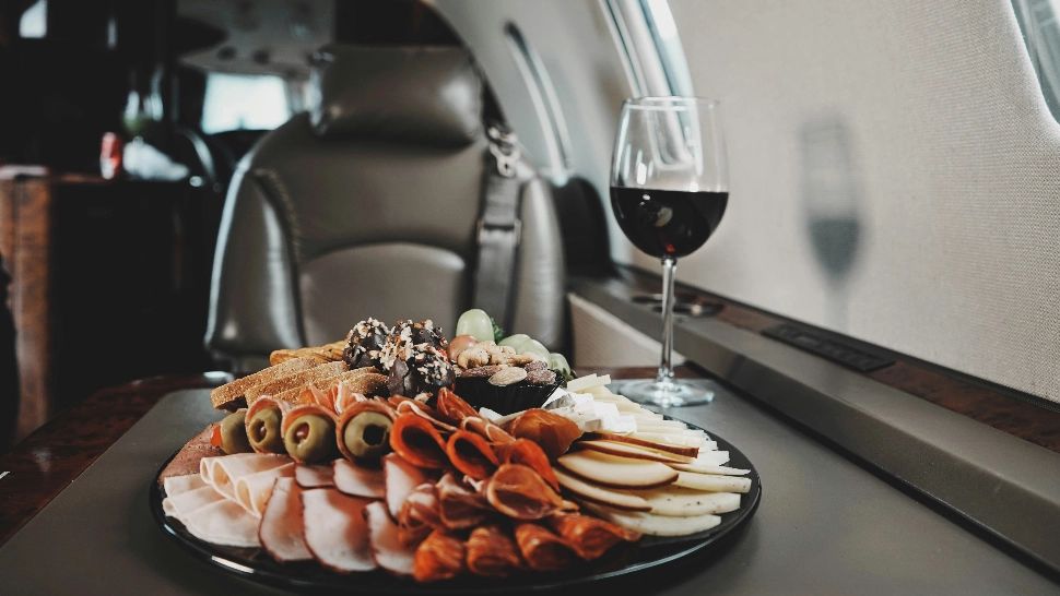 Alcoolul în timpul zborului, pericol uriaș pentru sănătate! Avertismentul medicilor