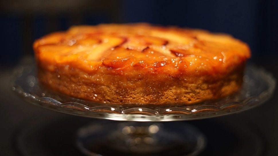 Prăjitura răsturnată cu piersici, pentru răsfățul unei zile de vară. Rețetă simplă