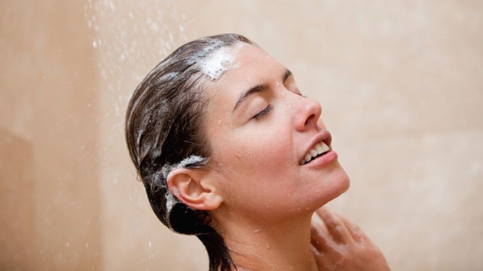 Ce se întâmplă dacă îți speli părul cu bicarbonat de sodiu? Hairstylistul care recomandă acest "tratament" rupe tăcerea: cui îi este destinat