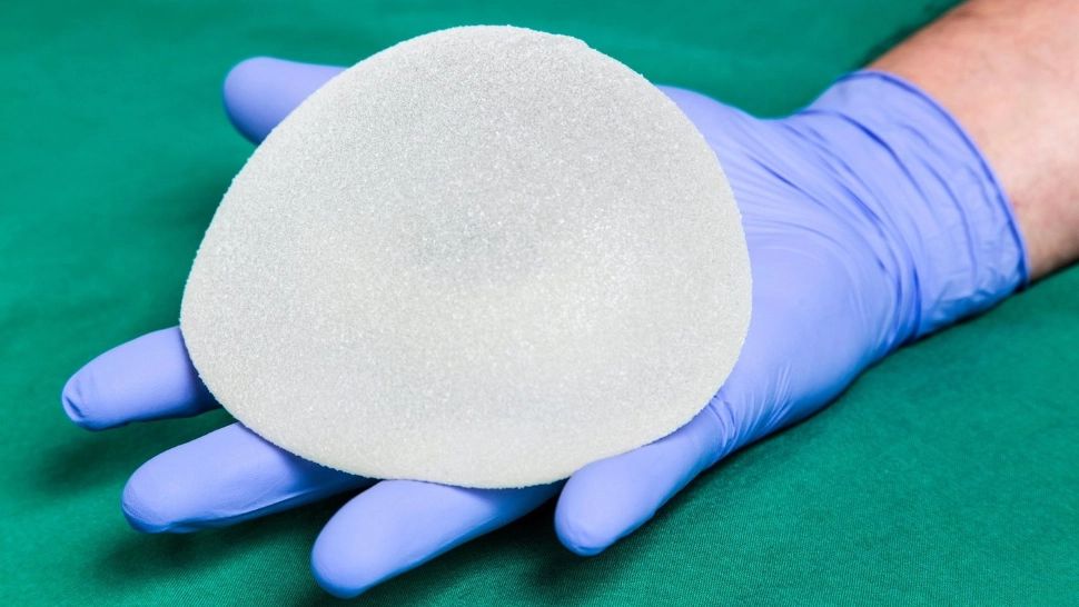 Dosarul "Mită pentru silicoane". Medicii șpăgari scapă de închisoare prin prescrierea faptelor